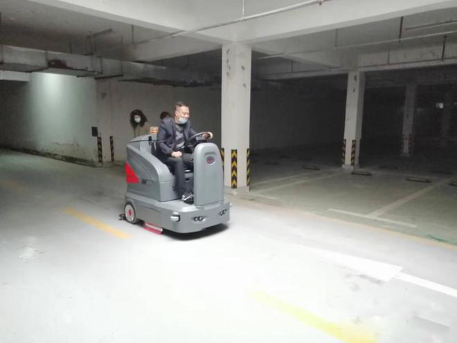 顺义小区物业保洁不用人力改用驾驶式洗地机了